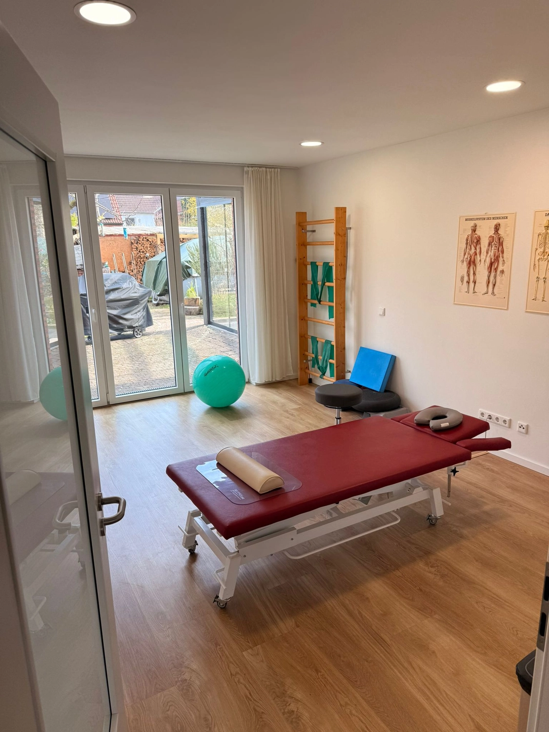 Praxis Nücklaus - Ergotherapie und Physiotherapie - Innenansicht einer Physiotherapie- oder Rehabilitationsklinik.